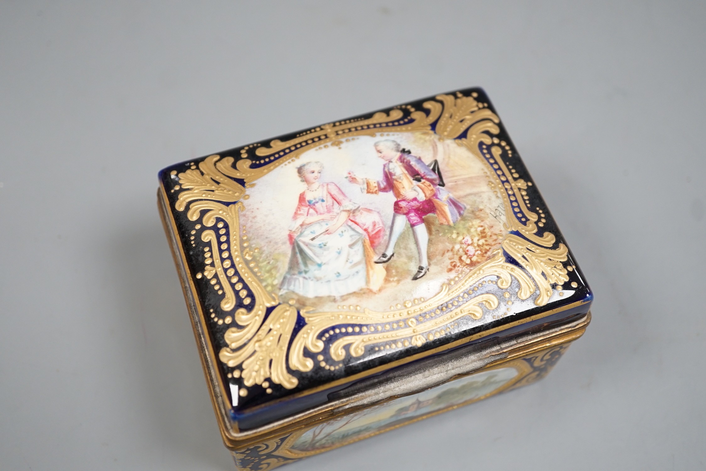 A French porcelain trinket box, 11cm wide